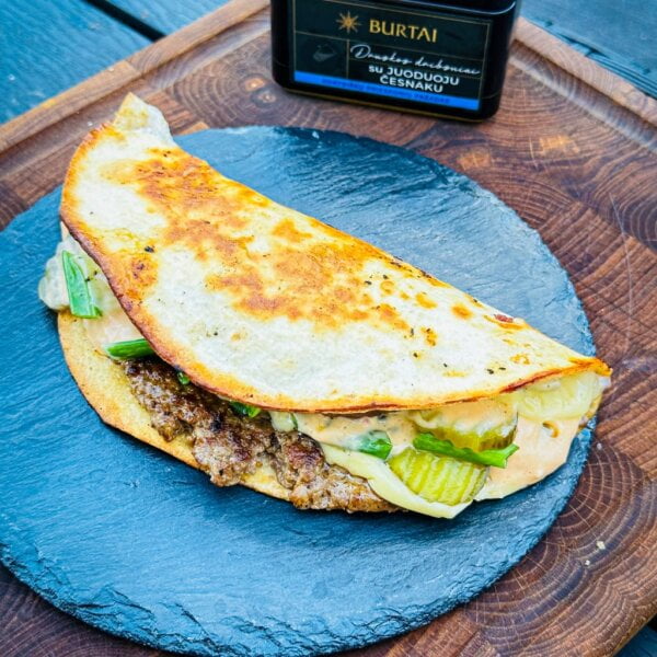 Druskos dribsniai su juoduoju česnaku